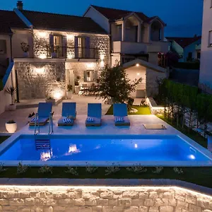 https://villa-pescatore.hotels-in-trogir.com